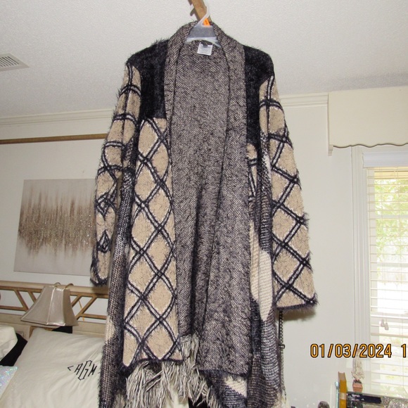 XL women’s sweater by BCBG MAXAZRIA. FLAWLESS - Picture 4 of 6